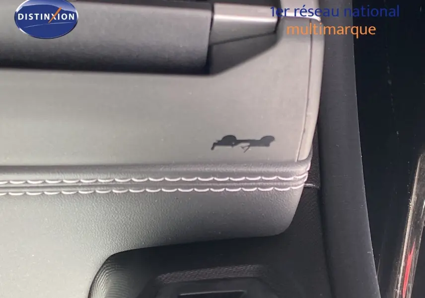 Détail de l’accoudoir en cuir noir avec surpiqûres blanches dans l’habitacle du Jeep Compass 2026.