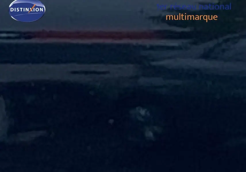 Jeep Compass noir Vulcano métal vu de profil côté gauche sur fond sombre avec logo Distinxion en haut.