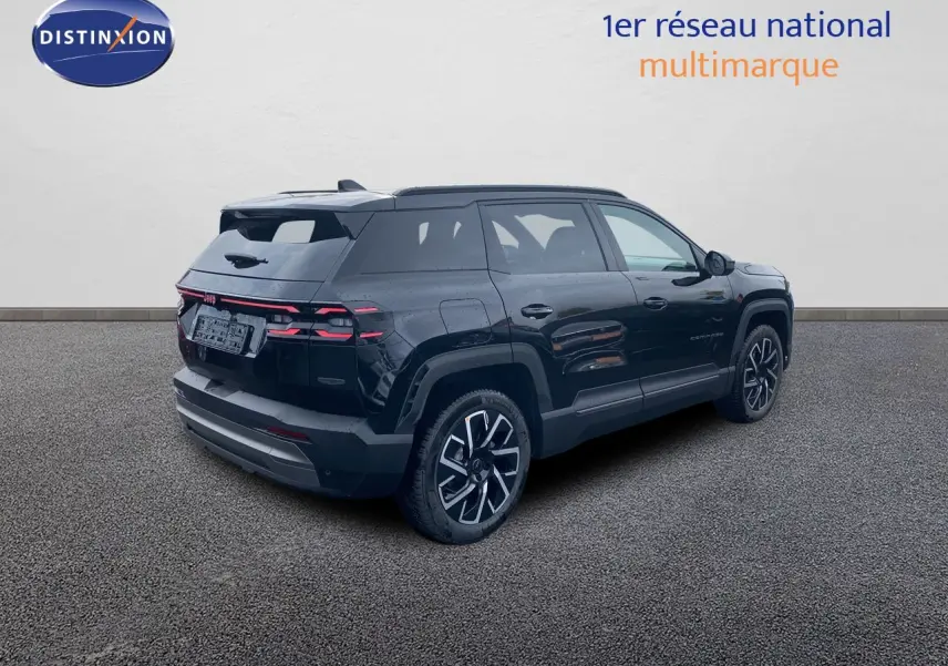 Jeep Compass noir Vulcano métal vu en 3/4 arrière droit, soulignant ses jantes alliage et sa silhouette compacte.