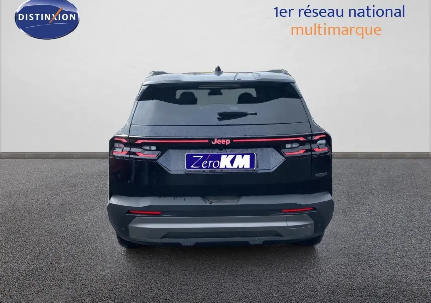 Vue arrière du Jeep Compass noir Vulcano Metal 2026 avec feux LED et logo rouge distinctif.