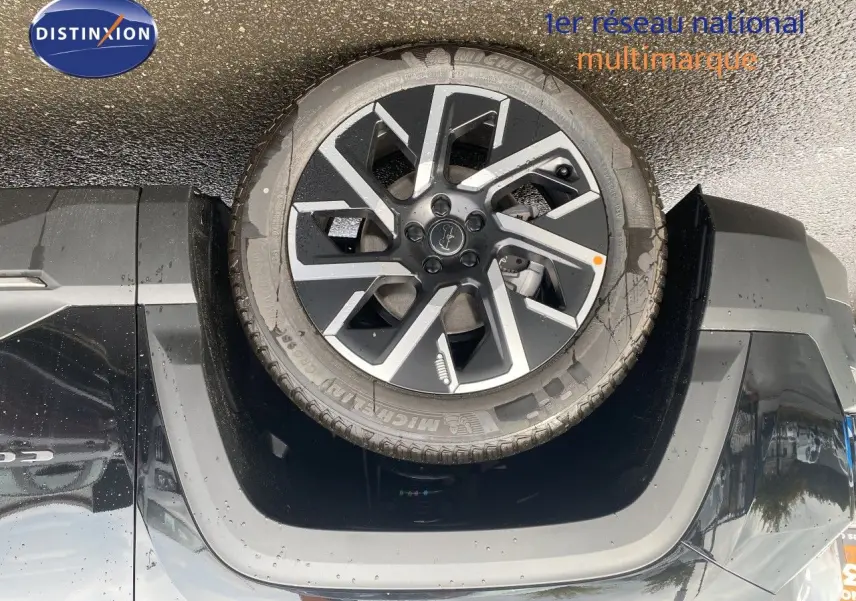 Gros plan sur la roue avant droite du Jeep Compass noir Vulcano Metal, avec jante alliage bicolore et pneu Michelin.