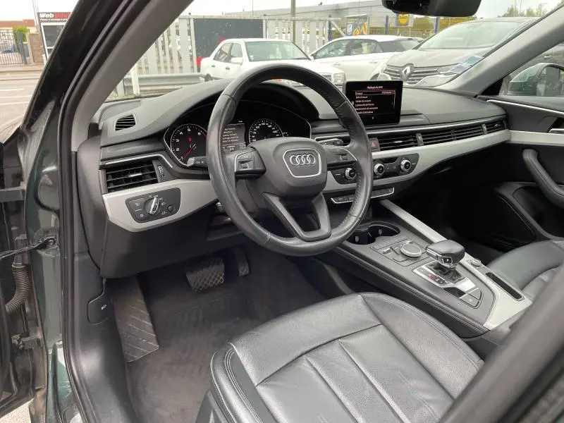 Intérieur noir cuir de l'Audi A4 Avant 40 TFSI 2019, vue côté conducteur avec tableau de bord et volant multifonction.