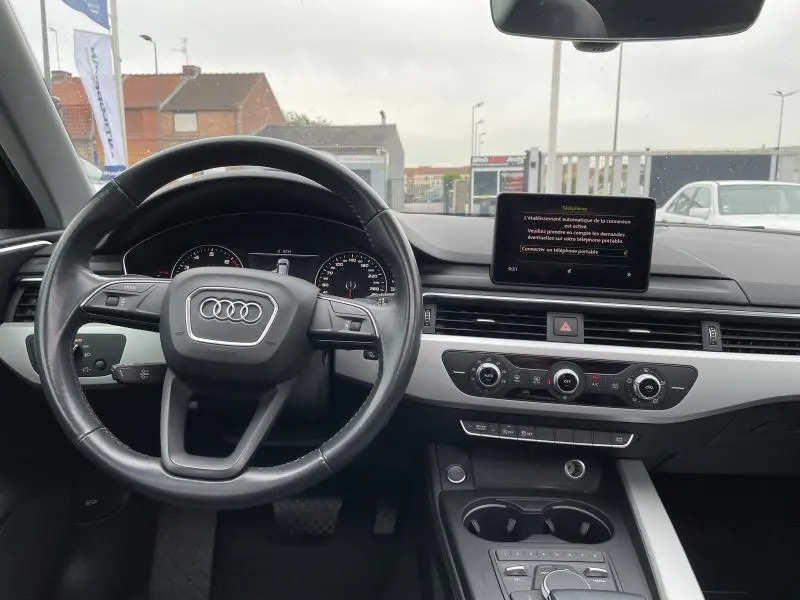 Vue intérieure centrée sur le volant cuir multifonction et tableau de bord clair de l'Audi A4 Avant 40 TFSI 2019