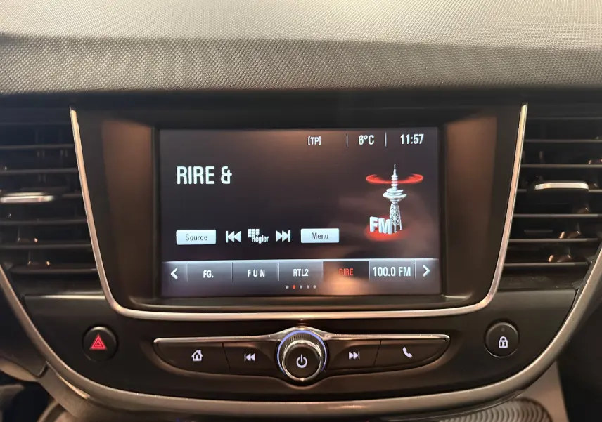 Écran tactile central de l’Opel Crossland 2023 affichant la radio FM avec interface moderne et commandes intégrées.