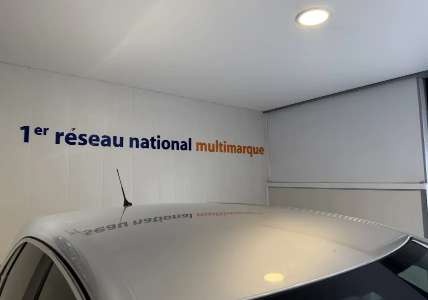 Toit gris d'une Opel Crossland 2023 visible en léger angle intérieur sous un plafond avec éclairage LED.