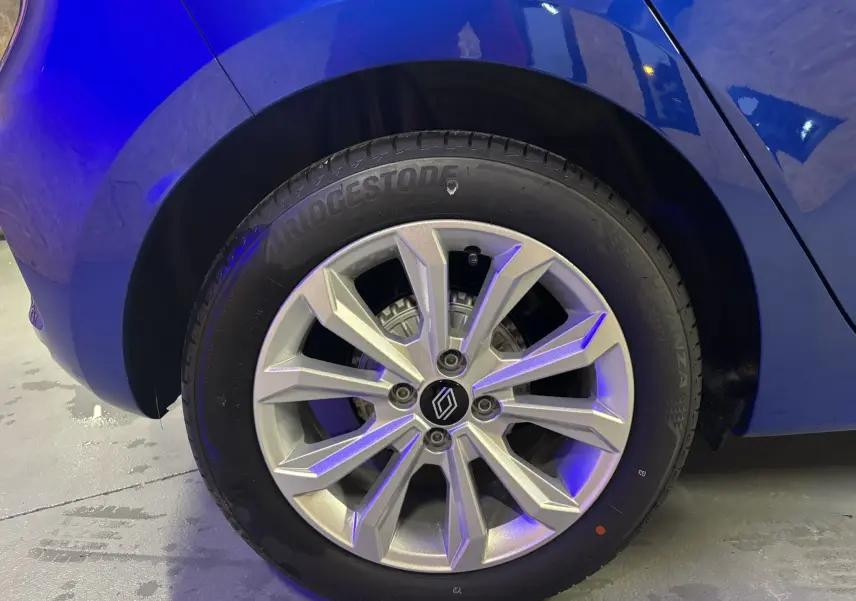 Gros plan sur la roue avant gauche de la Renault Clio bleu iron 2024 avec jante alliage et pneu Bridgestone.