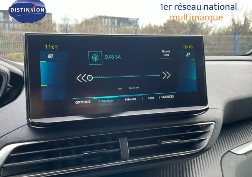 Vue intérieure centrée sur l'écran tactile multimédia du Peugeot 3008 2024, affichant la radio DAB.