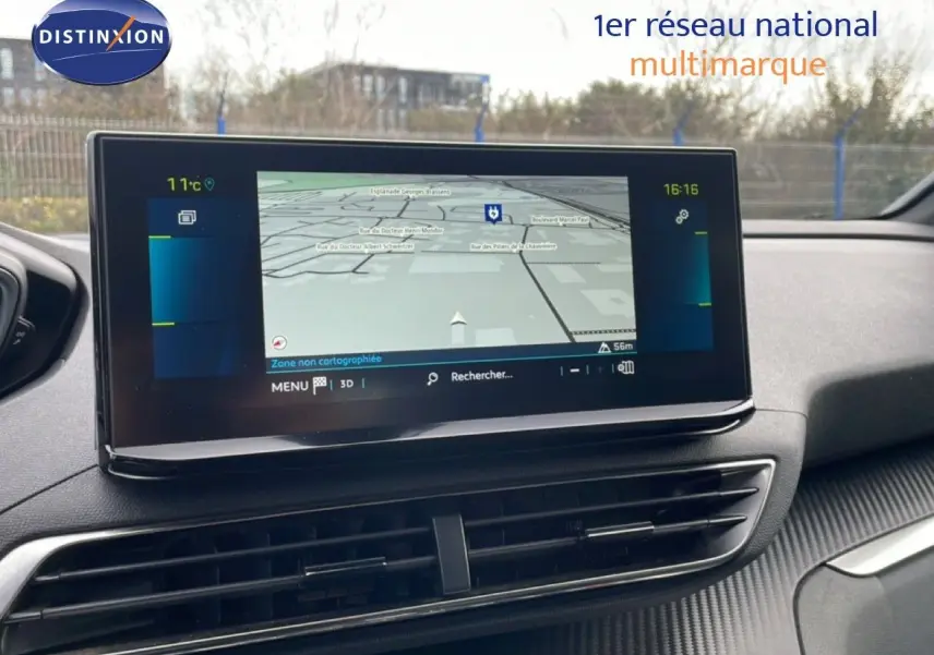 Écran tactile central affichant la navigation dans l’habitacle d’un Peugeot 3008 hybride 2024, finition Allure Pack.