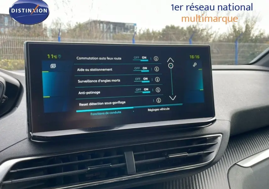 Écran tactile central affichant les réglages d’aides à la conduite dans l’habitacle d’un Peugeot 3008 2024.