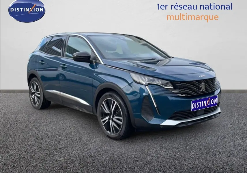 Peugeot 3008 hybride rechargeable bleu Célèbes métal en 3/4 avant droit, avec jantes alliage bicolores et calandre noire.
