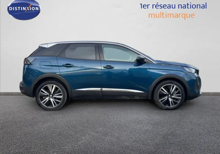 Profil droit d’un Peugeot 3008 hybride rechargeable 2024 en bleu Célèbes Métal avec jantes alliage bicolores.