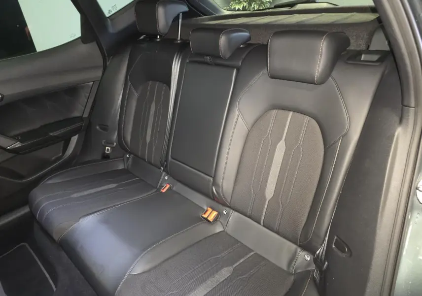 Vue côté droit des sièges arrière en cuir et tissu noir avec surpiqûres contrastantes dans une CUPRA Formentor gris 2021.
