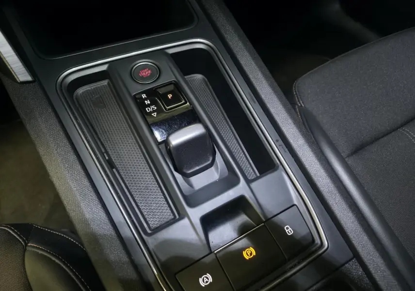 Vue rapprochée de la console centrale du CUPRA Formentor gris, montrant le levier de vitesse automatique et les commandes électroniques.