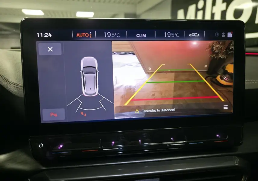 Écran tactile intérieur du CUPRA Formentor 2021 montrant la caméra de recul et l'aide au stationnement.