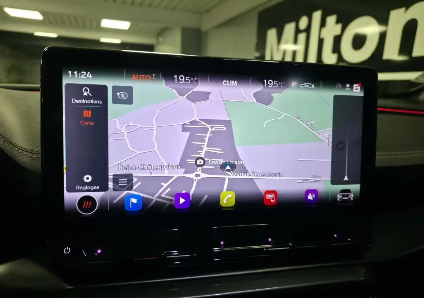 Écran tactile central du tableau de bord du CUPRA Formentor gris, affichant la navigation GPS en intérieur.
