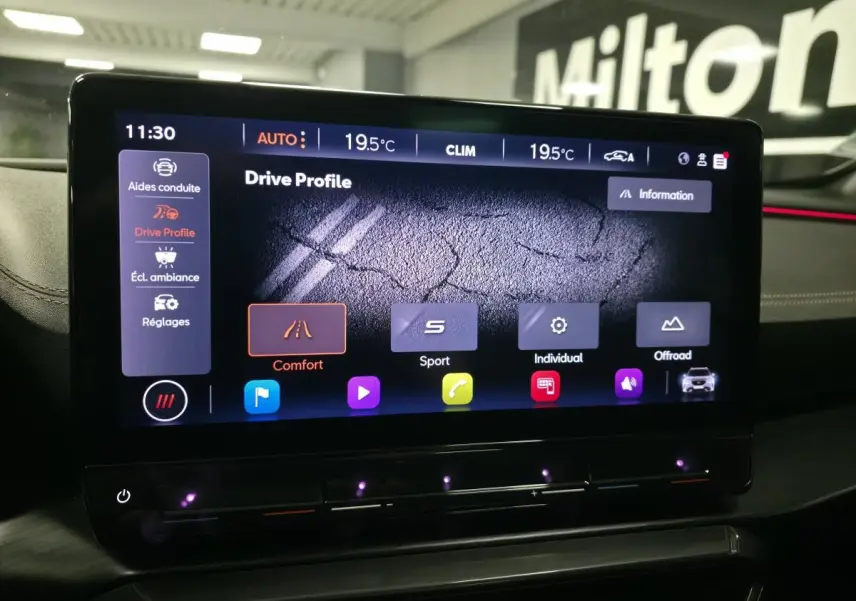 Écran tactile intérieur du CUPRA Formentor 2021 affichant les modes de conduite, avec éclairage d'ambiance violet.