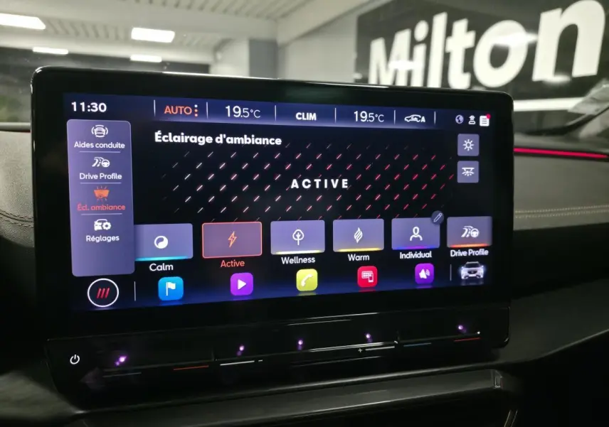 Écran tactile central du tableau de bord du CUPRA Formentor gris, affichant le réglage d’éclairage d’ambiance actif.