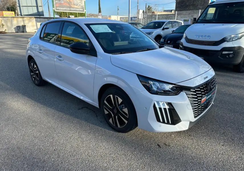 Peugeot 208 Hybrid blanc vue 3/4 avant droit, avec jantes alliage 16 pouces et calandre distinctive noire.