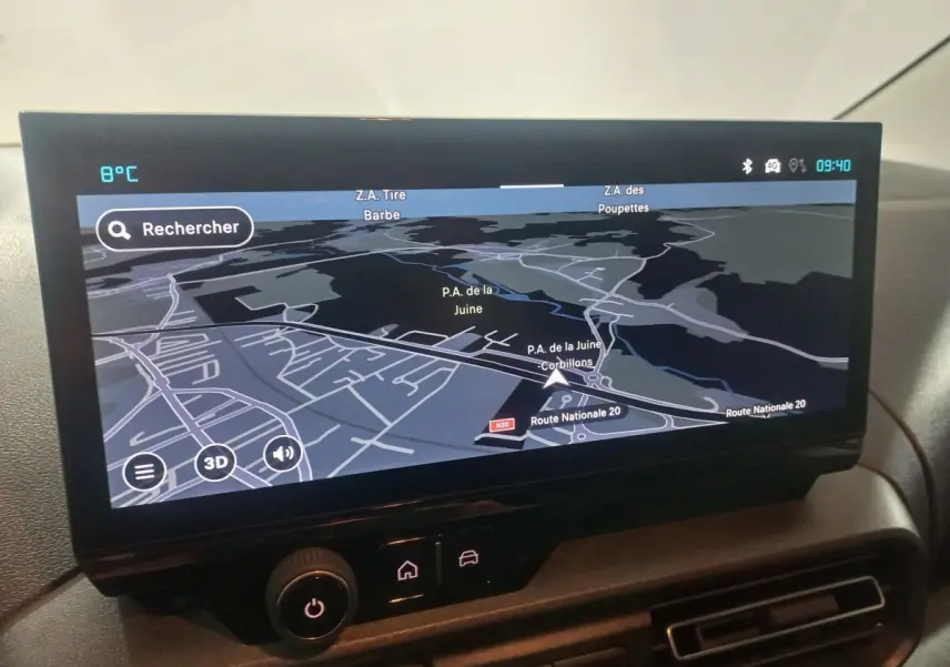 Écran tactile du système de navigation du Citroën Berlingo XL blanc, affichant une carte en mode 3D.