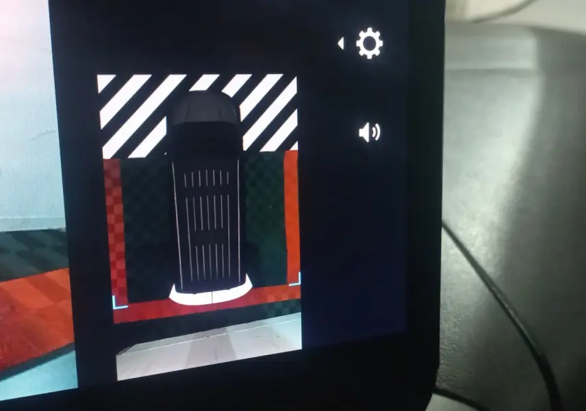 Affichage écran intérieur montrant la vue aérienne du Citroën Berlingo blanc en stationnement assisté.