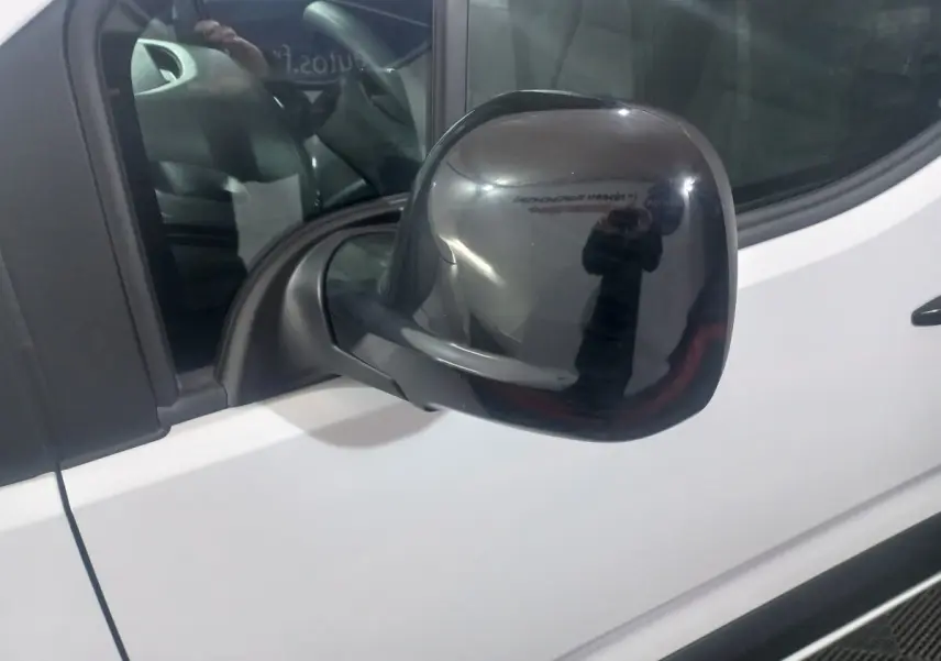 Rétroviseur extérieur droit noir sur CITROEN BERLINGO blanc, vue rapprochée côté conducteur.