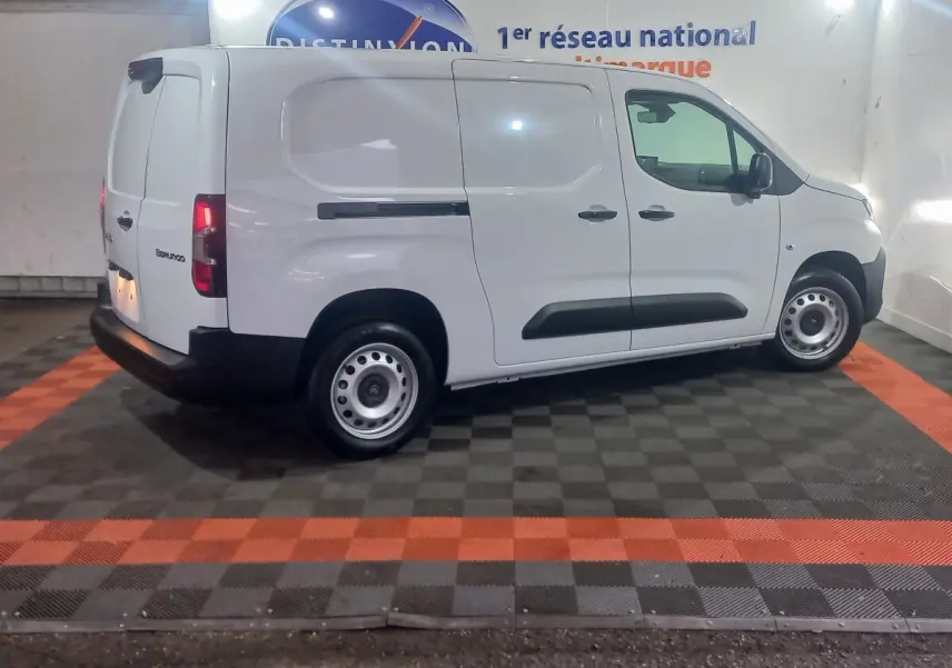 Vue de profil côté droit d’un utilitaire blanc Citroën Berlingo XL 2025 avec portes latérales pleines et jantes acier.