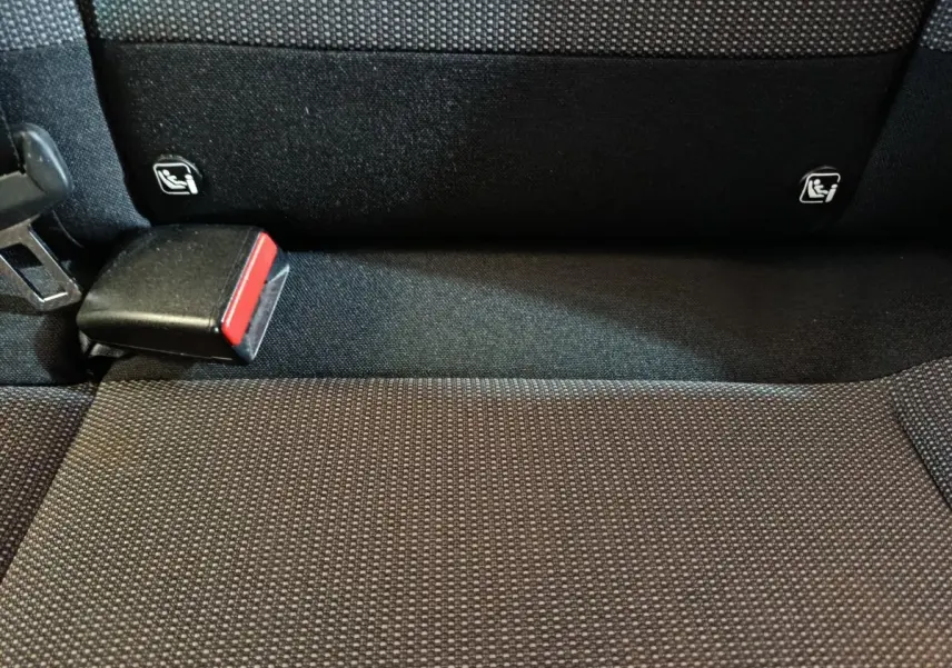 Gros plan sur la banquette arrière noire de la Citroën C3 avec fixation Isofix et boucle de ceinture visible.