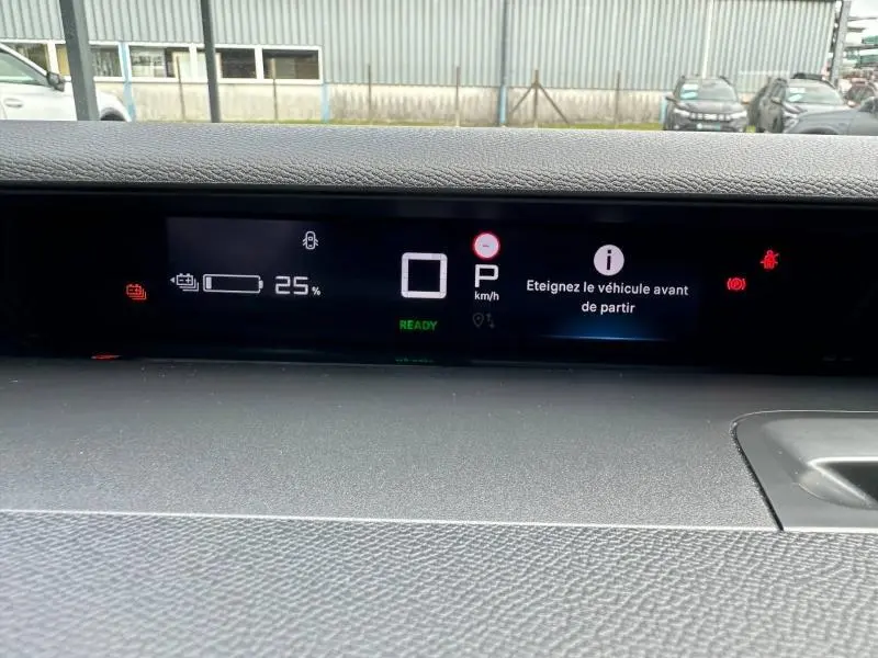 Tableau de bord numérique de Citroën C3 électrique 2025, affichant batterie à 25% et message d'alerte.