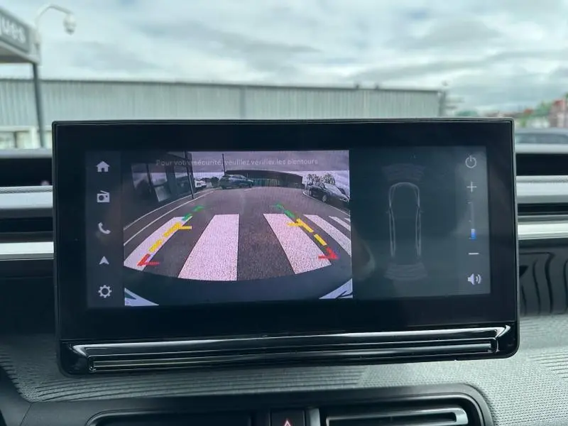 Écran central de la Citroën C3 électrique 2025 montrant la caméra de recul avec guidage coloré et vue arrière du véhicule.