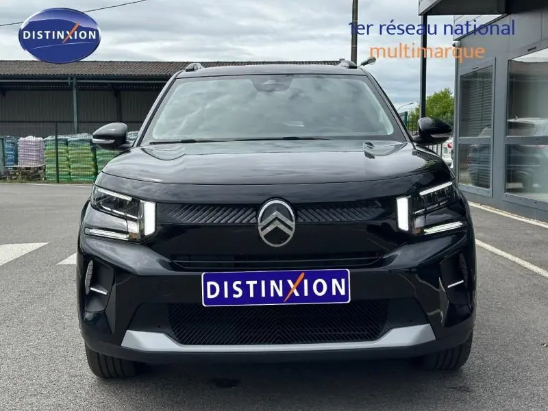 Vue frontale d'une Citroën C3 électrique 2025 en Noir Perla Nera avec signature lumineuse verticale distinctive.