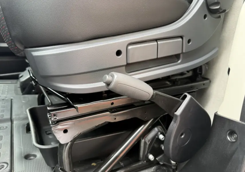 Détail de la manette de réglage du siège côté conducteur du Peugeot Boxer Fourgon blanc, vue rapprochée intérieure.