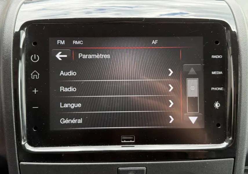 Écran tactile central affichant le menu des paramètres dans l’habitacle du Peugeot Boxer Fourgon blanc.