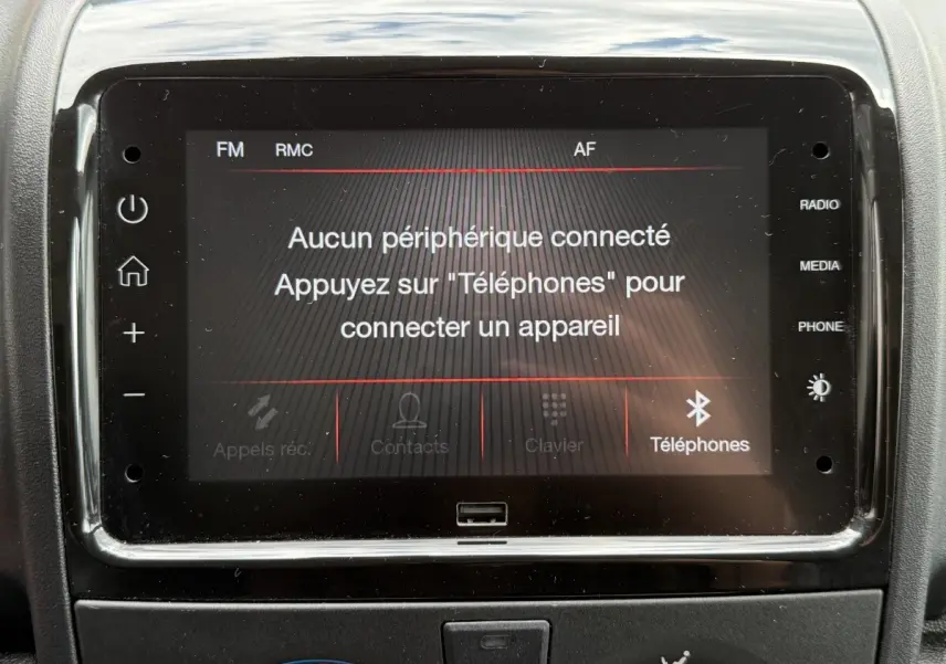 Écran tactile central du tableau de bord du Peugeot Boxer Fourgon blanc, affichant la connexion Bluetooth inactive.