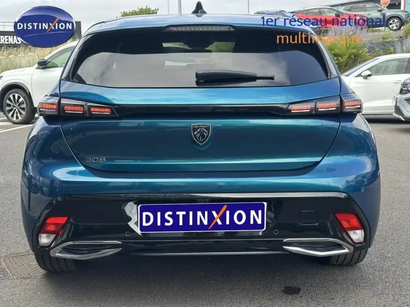 Vue arrière d'une Peugeot 308 Bleu Obsession 2024 avec feux arrière LED et double sortie d'échappement intégrée.