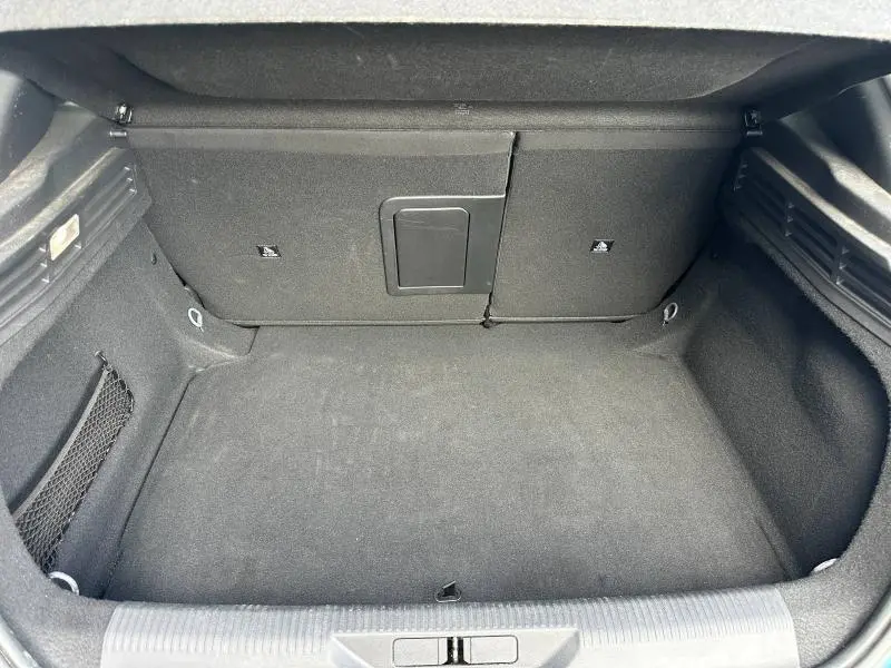 Coffre vide de Peugeot 308 1.2 PureTech 130ch, vue intérieure arrière avec banquette rabattable et trappe à skis.