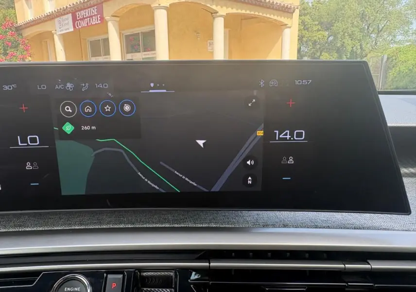 Écran tactile du cockpit numérique du Peugeot 3008 Hybrid 136 e-DCS6 Allure 2025 affichant la navigation et la climatisation.