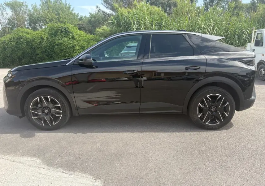 Profil côté gauche du Peugeot 3008 Hybrid 136 e-DCS6 Allure noir 2025 avec jantes alliage 19 pouces.