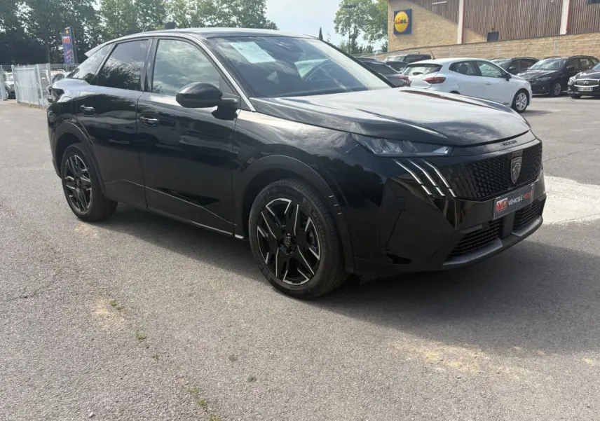 Peugeot 3008 Hybrid noir en 3/4 avant droit, jantes alliage 19 pouces et feux LED distinctifs allumés.