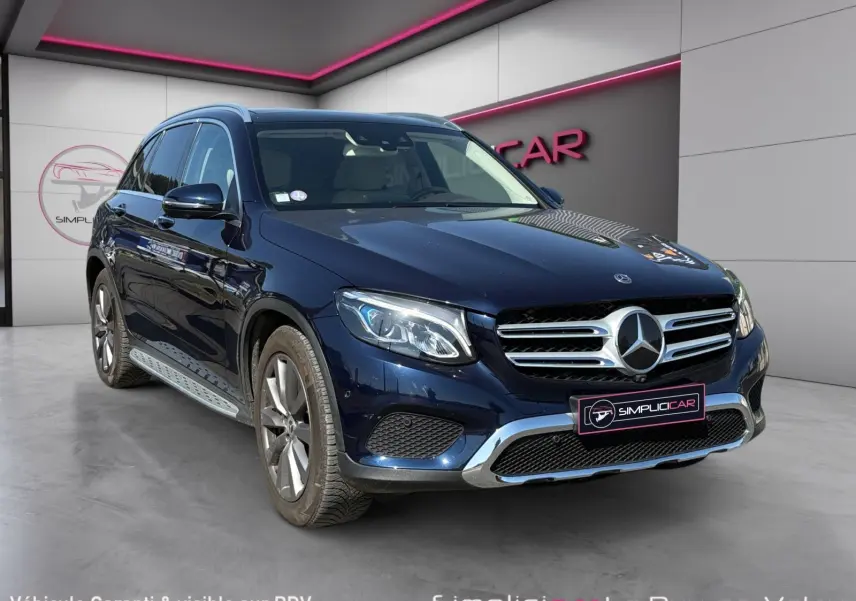 Mercedes GLC 350 E Hybrid Fascination bleu, vue 3/4 avant droit, avec jantes alliage 19 pouces et calandre chromée.