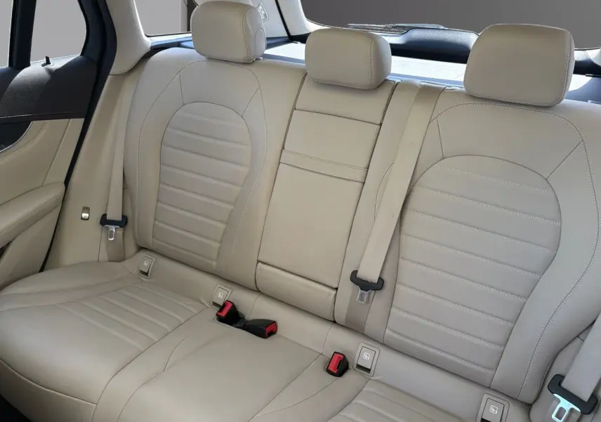 Vue intérieure arrière des sièges en cuir beige du Mercedes GLC 350 E Hybrid Fascination 2017, avec ceintures visibles.