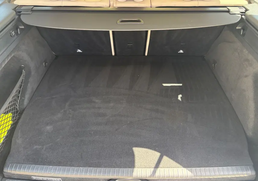 Vue plongeante sur le coffre spacieux et propre du Mercedes GLC 350 E HYBRID FASCINATION 4MATIC, intérieur noir.