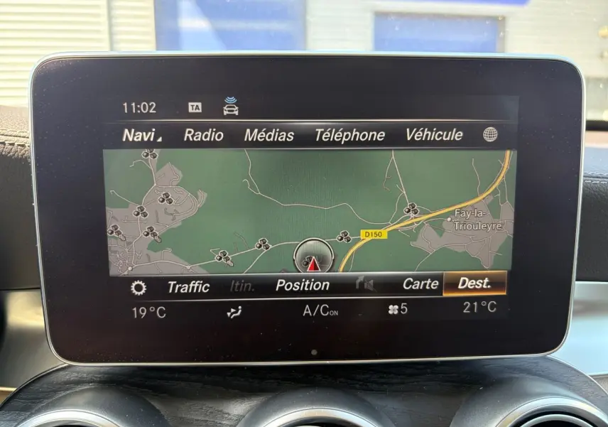 Écran central du système de navigation du Mercedes GLC 350 E Hybrid Fascination 2017 affichant une carte GPS.