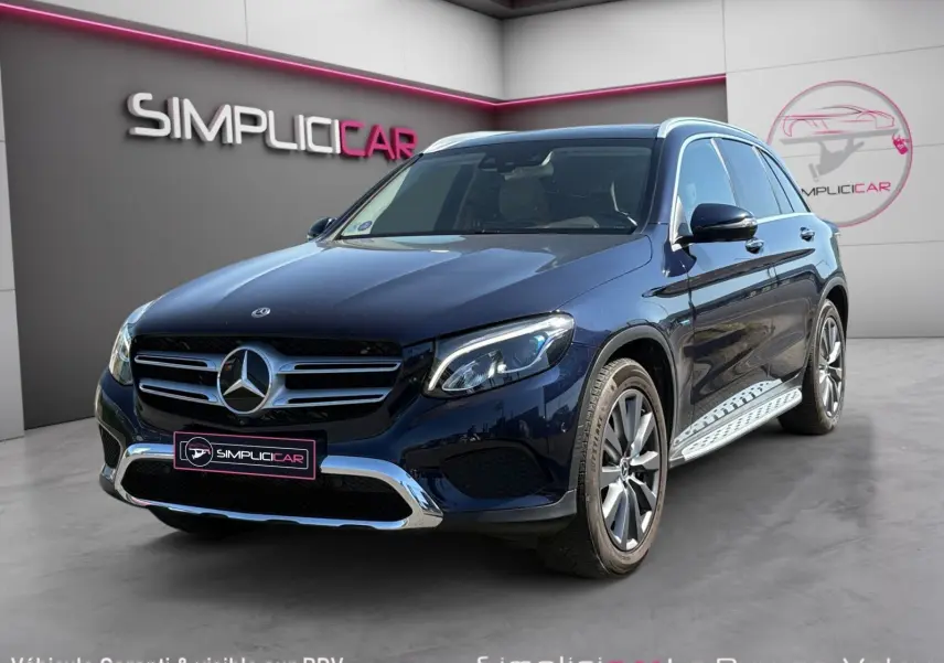 Mercedes GLC 350 E Hybrid Fascination bleu en 3/4 avant droit, avec jantes alliage 19" et marchepieds latéraux visibles.
