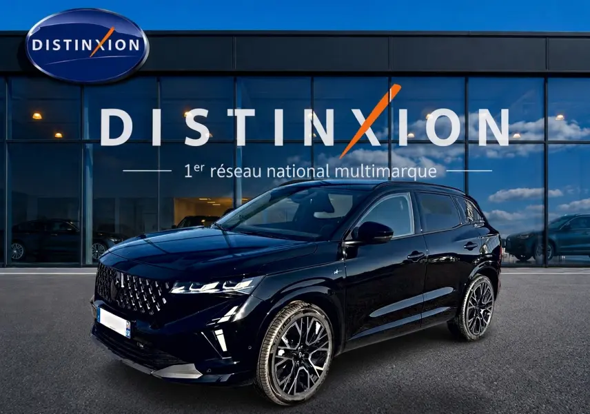 Renault Austral 1.2 e-tech hybride noir en 3/4 avant droit, avec jantes alliage et calandre distinctive.