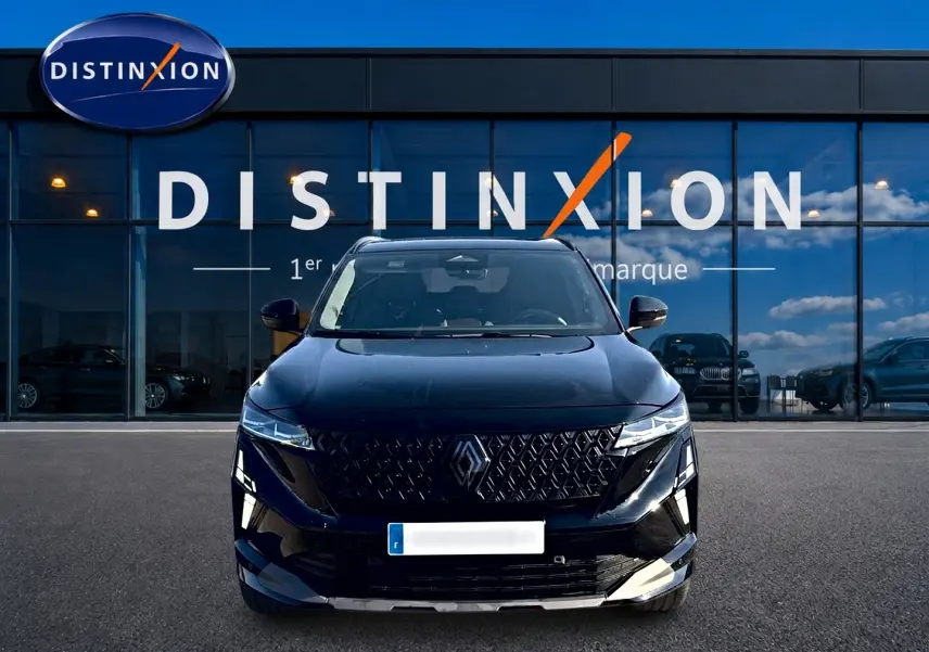 Vue frontale d'un Renault Austral noir 2026 avec calandre distinctive et phares LED fins, devant une vitrine Distinxion.