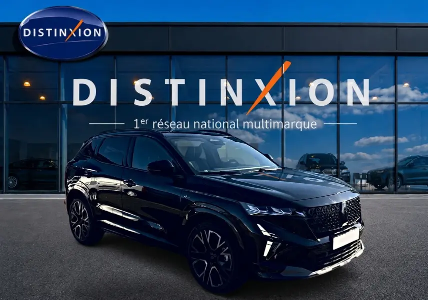 Renault Austral noir en 3/4 avant droit, avec calandre noire distinctive et jantes aluminium stylées.