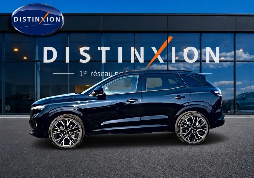 Renault Austral noir en profil droit devant une vitrine Distinxion, avec jantes alliage et barres de toit visibles.