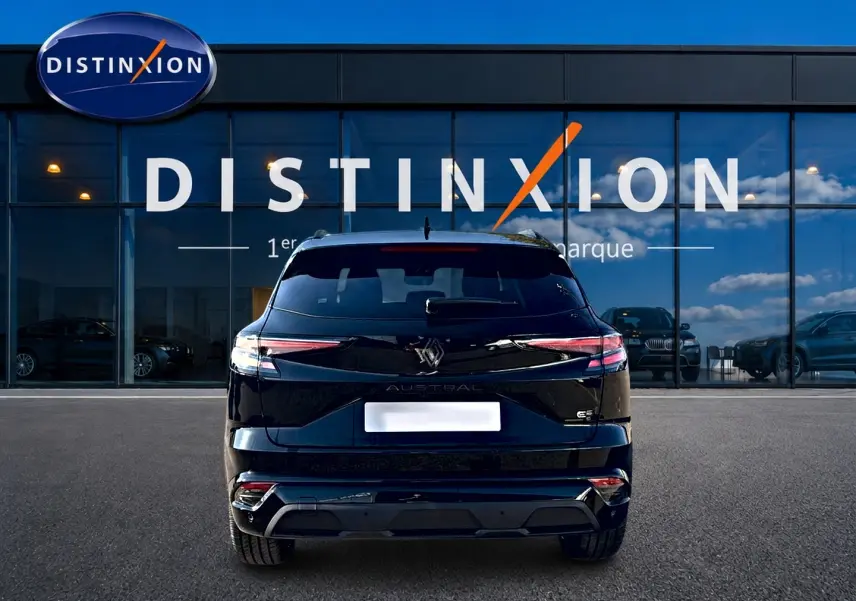 Vue arrière d'un Renault Austral noir 2026 full hybrid 1.2 e-tech esprit alpine, avec feux LED et logo distinctif.