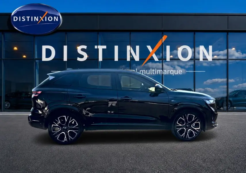 Profil côté gauche du Renault Austral noir 1.2 e-tech full hybrid 200 esprit alpine avec jantes alu distinctives.
