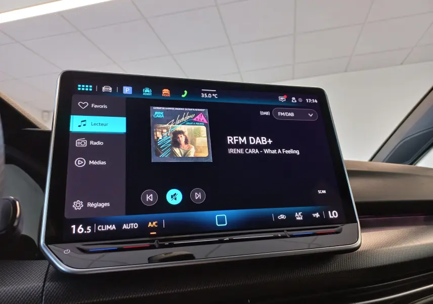 Écran tactile central du Volkswagen Golf 1.5 eTSI R-Line 2025 affichant la radio numérique RFM DAB+ en intérieur.